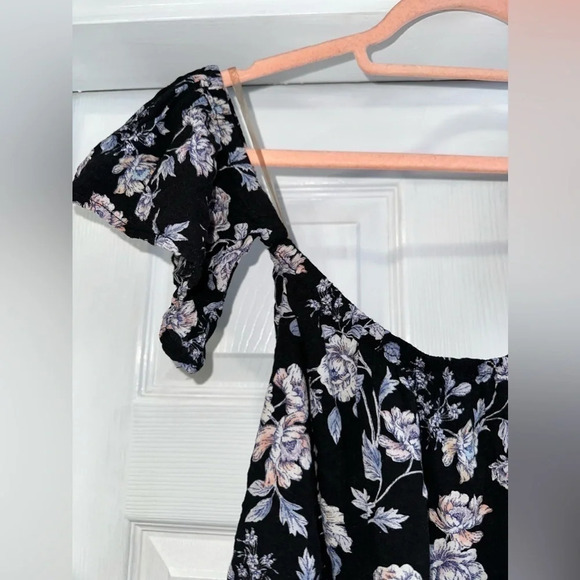 American Eagle Black Flowered Off the Shoulder Top - Picture 6 of 8